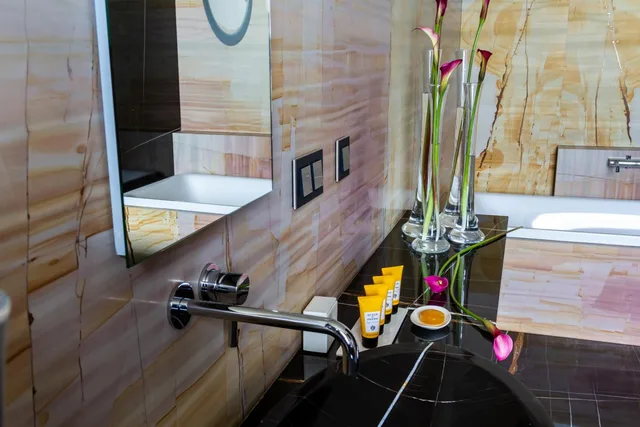 جناح جونيور عائلي، Hotel Warszawa 6/9