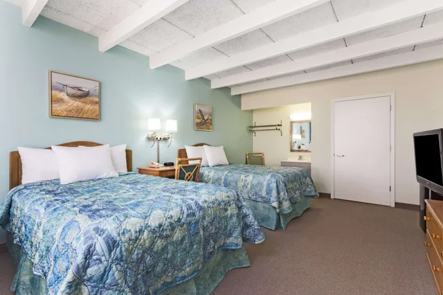 Room, 2 Double Beds, Side Ocean View، Days Inn & Suites By Wyndham Jekyll Island 6/8