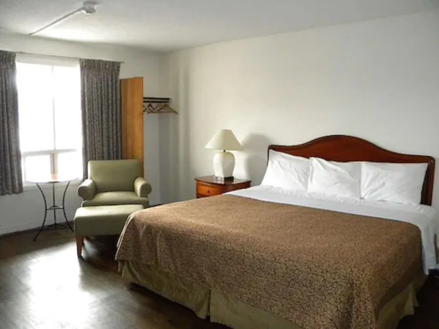 غرفة بسرير كينج، Fairway Inn by the Falls 1/2