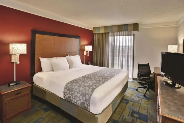 غرفة بسرير كينج لذوي الإعاقة، La Quinta Inn & Suites by Wyndham Kingsport Tri-Cities 3/6