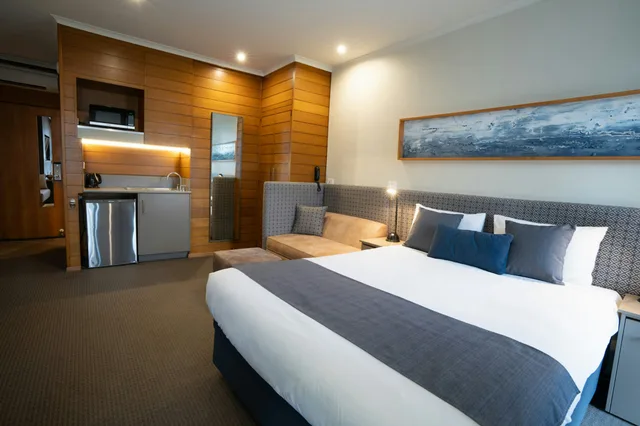 Deluxe, Sovereign Park Motor Inn 2/3