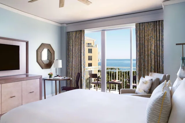 جناح بسرير كينج بغرفة نوم واحدة بإطلالة جزئية على البحر مع أريكة، The Ritz Carlton Key Biscayne 1/9