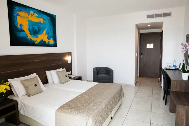 غرفة بسريرين منفصلين، Theo Sunset Bay Hotel 1/3