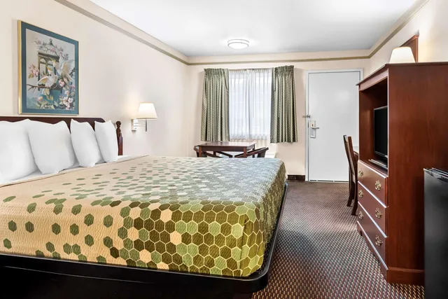 غرفة بسرير كينج بحوض استحمام لذوي الإعاقة، Surestay Hotel By Best Western Castro Valley 1/4