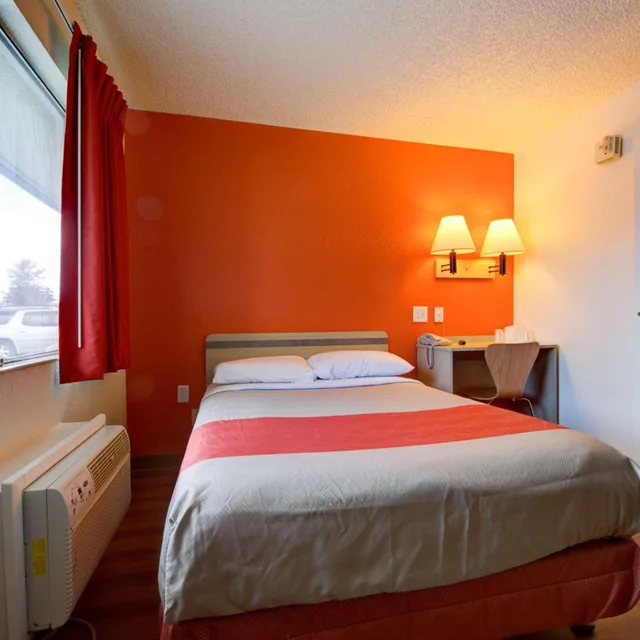 1 Queen Bed Micfridge, Motel6 Seattle, WA - Airport 9/10