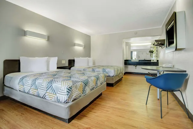غرفة قياسية بسريرين كوين للمدخنين، Motel6 Lima, OH 2/6