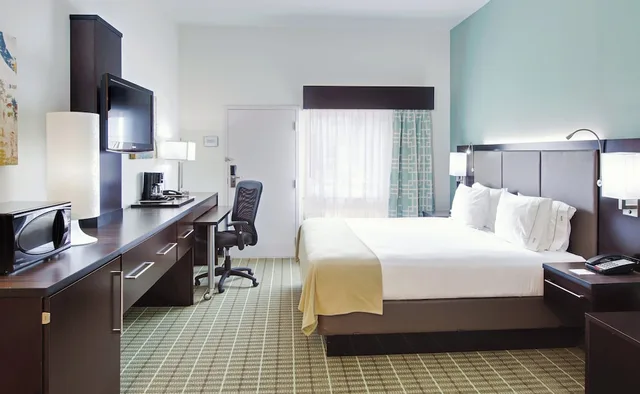 Standard, King Bed, Pool View, Holiday Inn Express Monticello 3/3