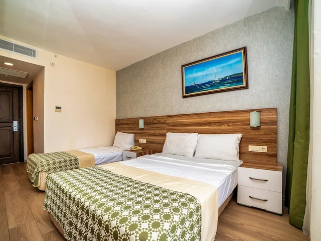 غرفة قياسية بسرير مزدوج وسرير فردي بإطلالة على البحر، Transatlantik Beach Beldibi 2/4