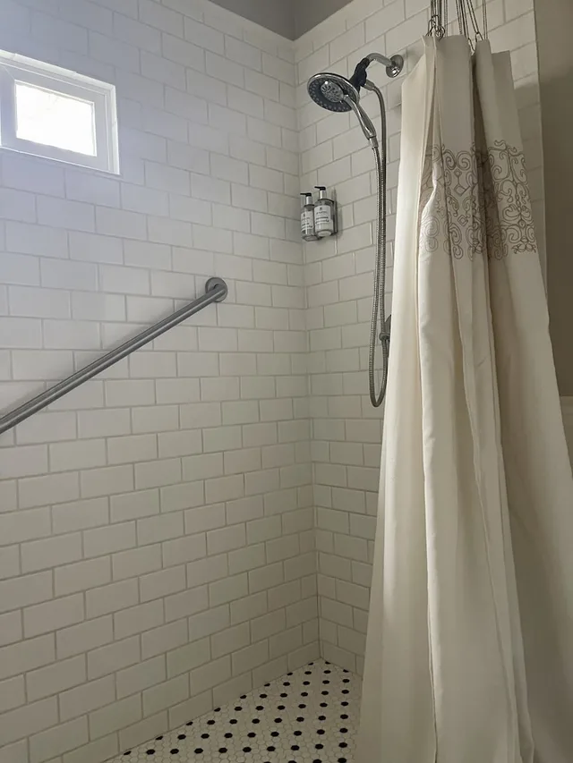 Courtne, King Bed، Mccall House Bed And Breakfast 4/4