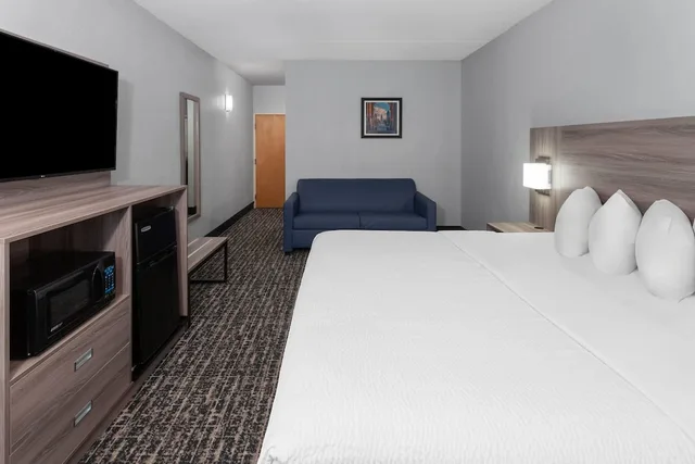 غرفة بسرير كينج مع أريكة، Baymont By Wyndham Indianapolis South 1/7