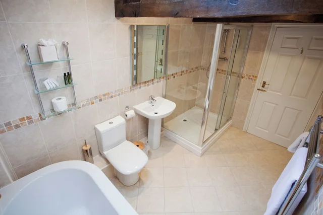 Cottage, 1 Single and 2 Double Beds، Waterton Park Hotel 2/2