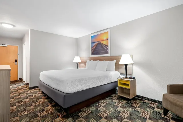 Standard, King Bed, Jetted Tub, Days Inn by Wyndham Hillsdale 2/10