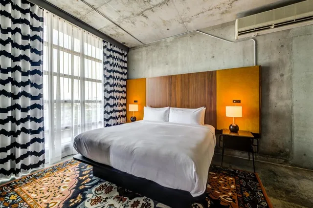 Skyline, Suite, King Bed, Accessible، NYLO Las Colinas Hotel, Tapestry Collection by Hilton 1/2