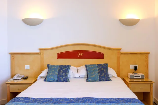 غرفة رباعية بإطلالة جزئية على البحر، Hotel Saint Christophe Calvi (ex Saint Christophe Corsica) 8/10