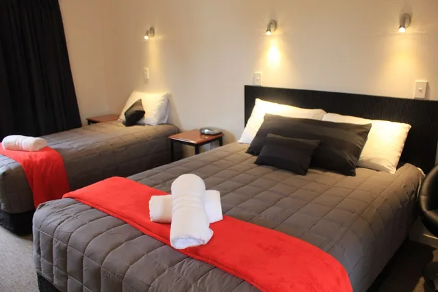 غرفة سوبيريور ثلاثية بسرير كوين وسرير فردي، Bella Vista Motel Te Anau 2/4