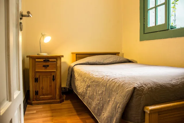 غرفة مفردة صغيرة بحمام مشترك، Forestal Hostal 2/9