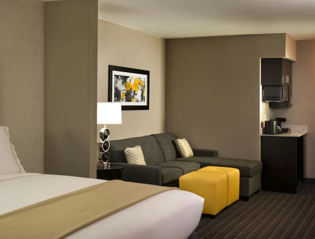 جناح لذوي الإعاقة، Holiday Inn Express Suites Madison Central 1/2