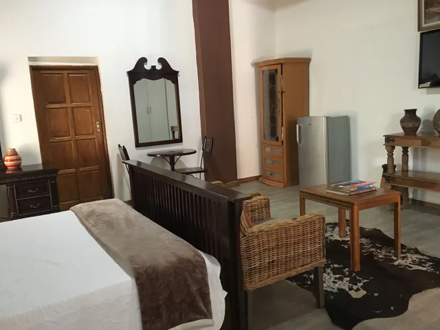 غرفة تنفيذية بسرير كينج بإطلالة على الحديقة، African Home 2/2