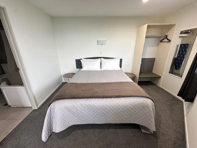 Spa, Suite, Queen Bed، Baycourt Lakefront Motel 1/7