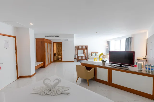 غرفة عائلية بسرير كينج وسرير بطابقين بإطلالة على الحديقة، Pinnacle Grand Jomtien Resort 2/2