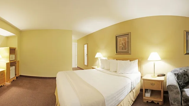 غرفة قياسية بسرير كوين مع أريكة، Quality Inn Merritt 1/3