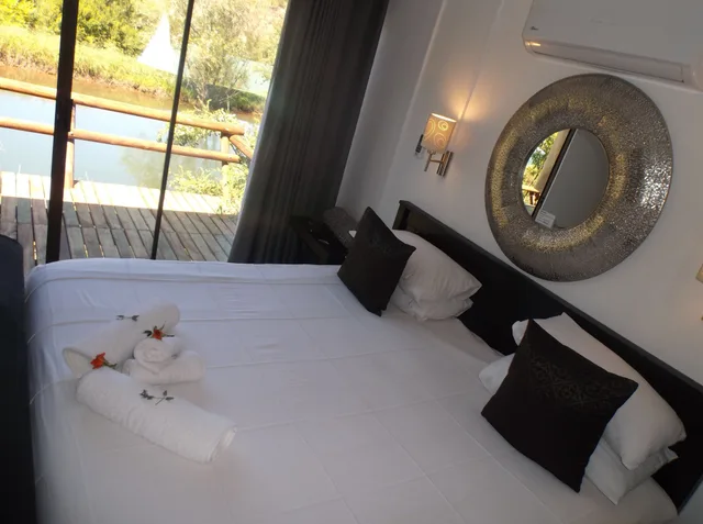 كابينة شهر العسل، Old Mill Lodge Working Ostrich Farm Restaurant 3/5