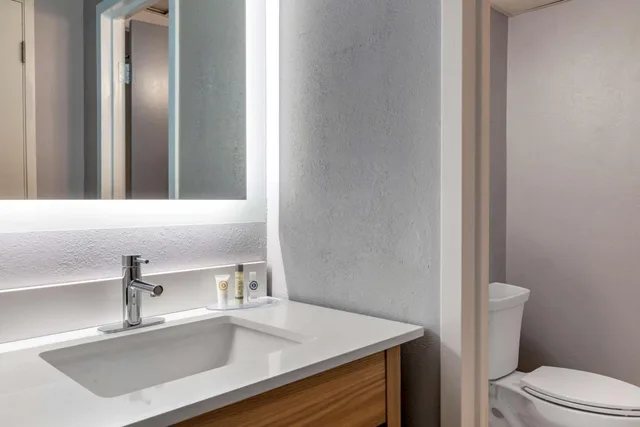 Deluxe, King Bed, No Elevator, Sofa، Comfort Inn Hyannis - Cape Cod 10/10