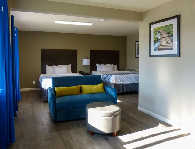Upgrade, Suite, 2 Queen Beds، Rodeway Inn and Suites Ontario 3/5