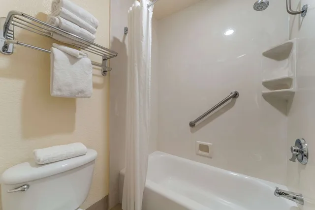 غرفة قياسية بسرير كوين، Best Western Plus Northwoods Inn 8/10