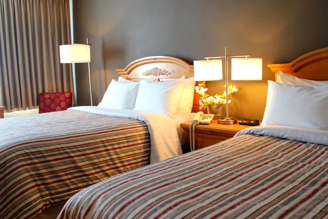 غرفة قياسية بسرير كوين وسرير كوين بإطلالة على البحيرة، Confederation Place Hotel 2/3
