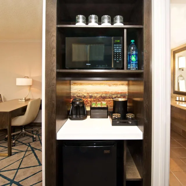 جناح بسرير كينج بغرفتين مع أريكة، Embassy Suites by Hilton Portland Washington Square 7/7