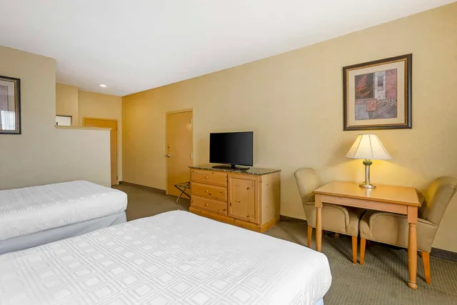 غرفة بسريرين كوين في المبنى الرئيسي، Best Western Plus Revere Inn & Suites 2/4