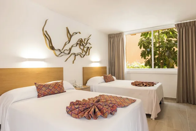 غرفة ديلوكس بسريرين مزدوجين بإطلالة على الحديقة، Costa De Oro Beach Hotel 1/3