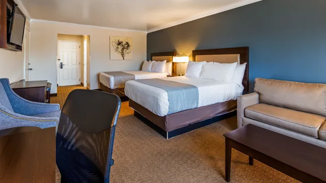 غرفة قياسية بسريرين كوين مع أريكة، Best Western Mountain View Inn 2/8