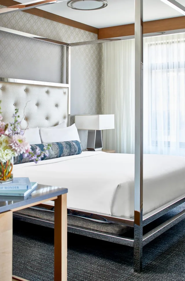 جناح جونيور، The Hotel Landing 5/10