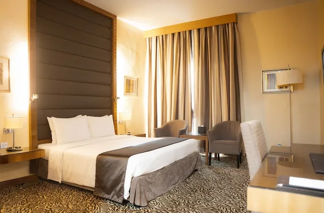 Room, King Bed, Lagoon View، Copthorne Hotel Sharjah 3/7
