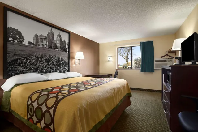 Room, King Bed, Super 8 by Wyndham Cedar Rapids 2/2