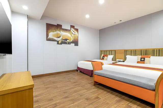 Imperial, Garden, Suite, 1 Queen and 1 Single Bed، Royal Garden Hotel 1/2