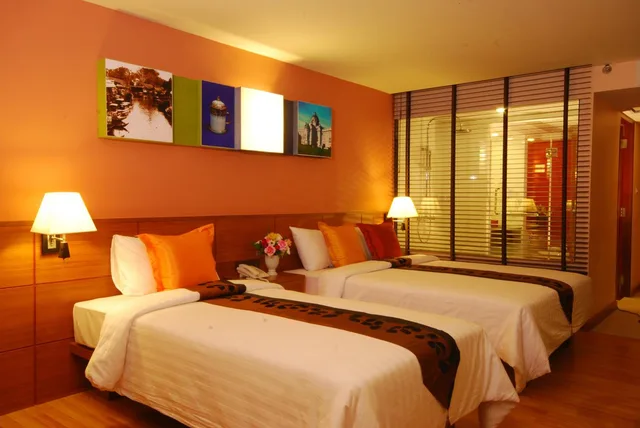 غرفة غراند ديلوكس ثلاثية بسرير مزدوج وسرير فردي، Nouvo City Hotel 4/9