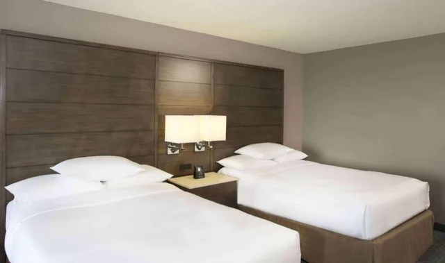 غرفة بسريرين كوين بحوض استحمام لذوي الإعاقة، Doubletree By Hilton Bloomington Minneapolis South 3/8