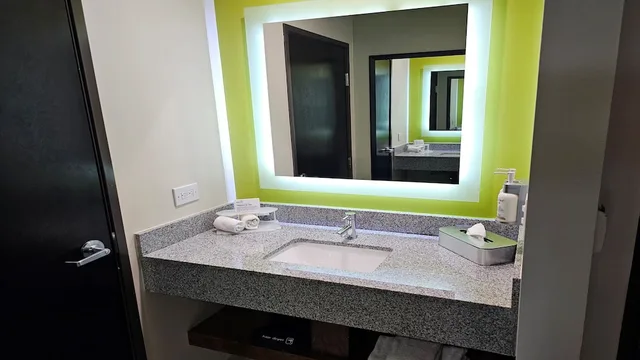 غرفة قياسية بسرير كينج لذوي الإعاقة، Holiday Inn Express & Suites Mexicali 6/7