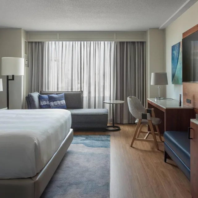 غرفة بسرير كينج مع دخول الصالة، Tampa Marriott Water Street 3/4