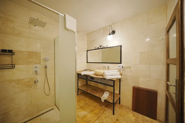 غرفة جونيور ثلاثية بسرير كينج وسرير فردي، Kayra cave suites 6/6