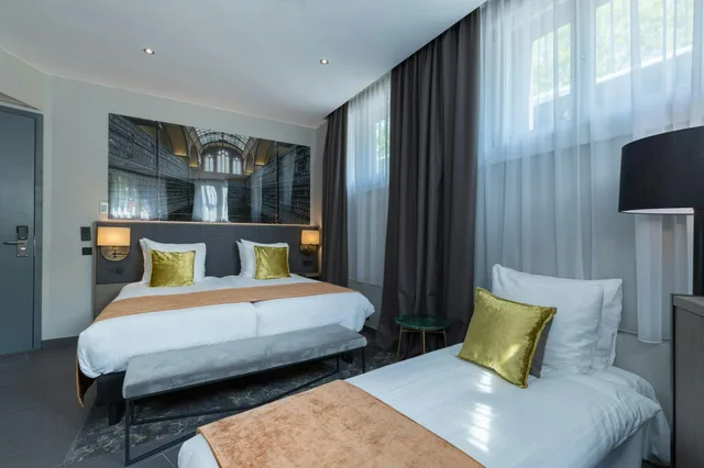 Comfort, 1 Double and 1 Single Bed, Partial View, Sofa، Leonardo Hotel Amsterdam Museum Quarter 1/2