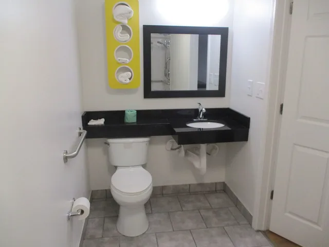 Deluxe, King Bed, Motel6 North Olmsted, OH - Cleveland 3/6