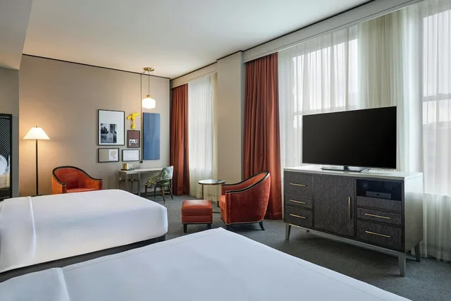 غرفة بسريرين كوين مع دخول الصالة، Renaissance Pittsburgh Hotel 1/4