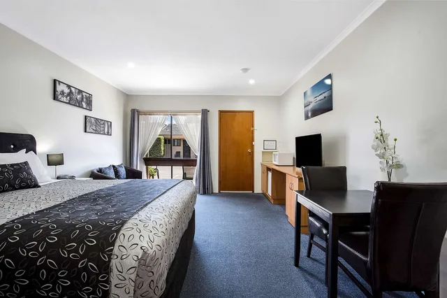 غرفة بسرير كينج بحوض جاكوزي، Comfort Inn May Park 2/4