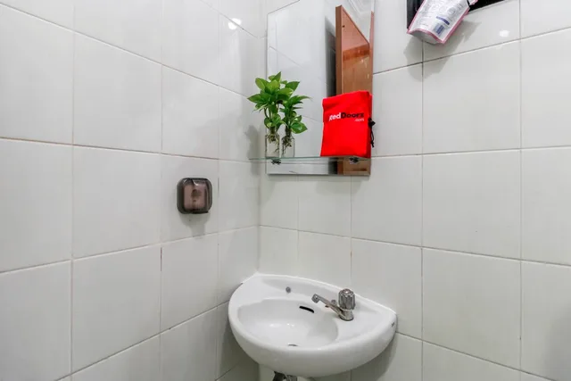 غرفة قياسية، Reddoorz Near Trisakti University 7/7
