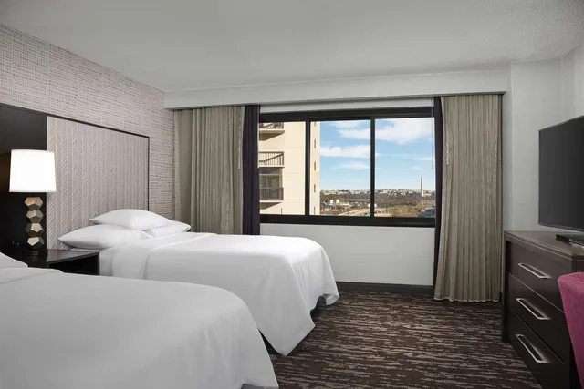 جناح بغرفتي نوم بإطلالة، Embassy Suites By Hilton Crystal City National Airport 2/4