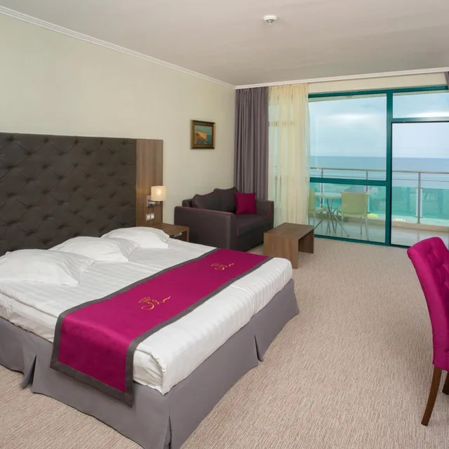 غرفة بسرير مزدوج أو سريرين منفصلين بإطلالة على البحر بشرفة، Marina Grand Beach 2/7